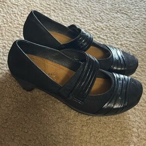 Naot Attitude Shoes Womens SZ 37 Black Suede Leather Mary Jane Heels